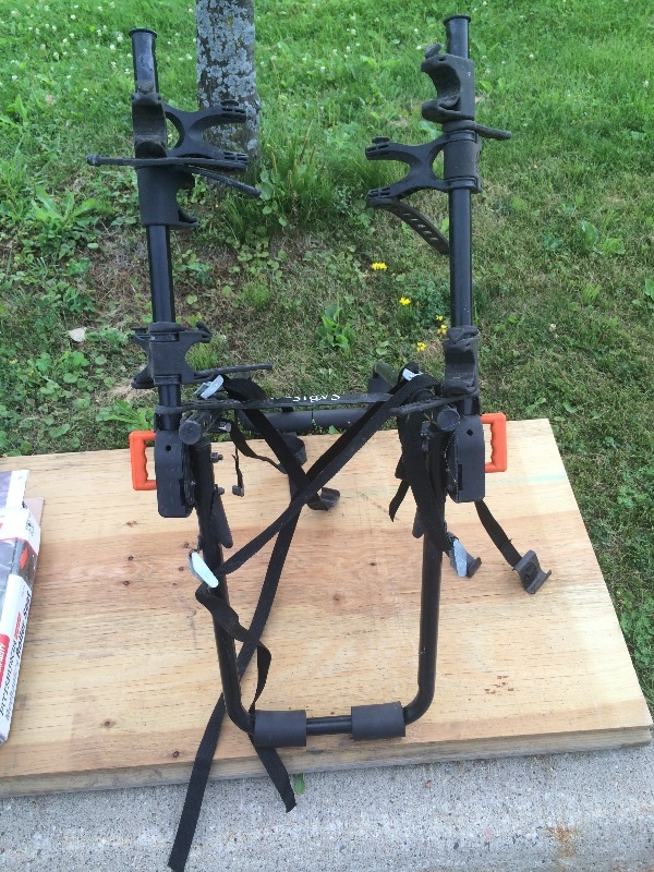 lot 11 image: Car Bike Rack - looks to hold up to 3 bikes - Nice condition