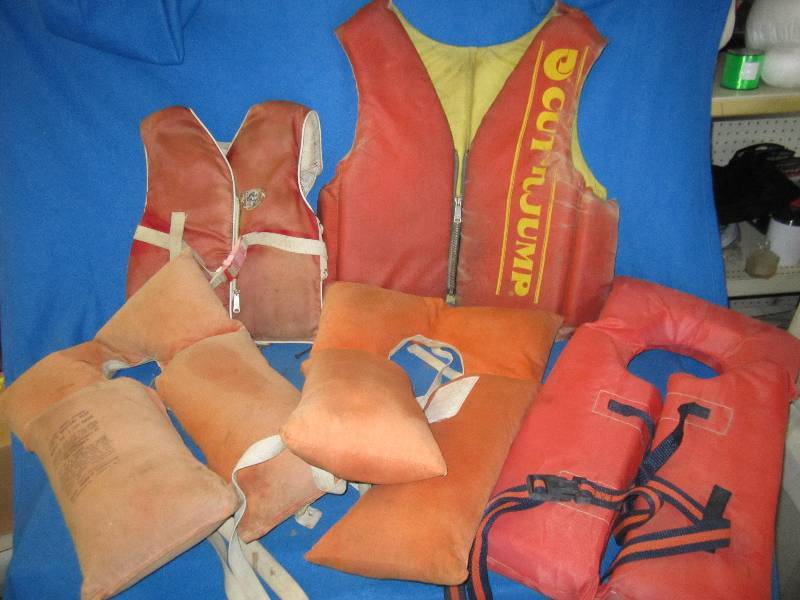 lot 20 image: 2 vest and 3 horseshoe lifevests...
