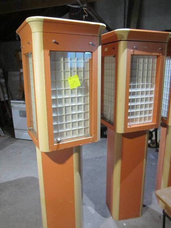 lot 29 image: 2 Spinning jewlery displays, lock n...