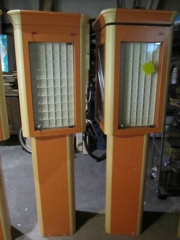 lot 30 image: 2 Spinning jewlery displays, lock n...