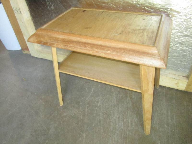 lot 104 image: Vintage wood end table...