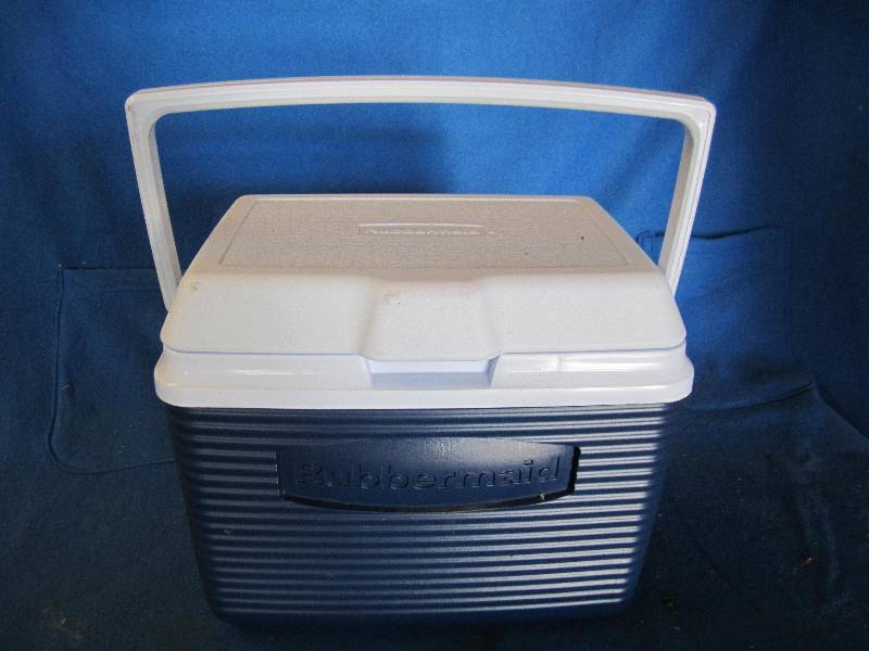 lot 140 image: Rubber maid cooler...