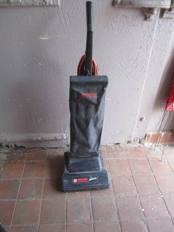 lot 141 image: Hoover vacume...