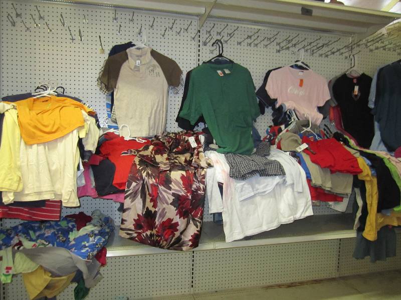 lot 147 image: Mostly used some new clothes ...