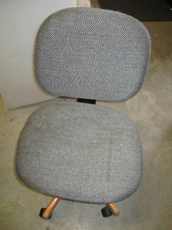 lot 153 image: Nice office chair...