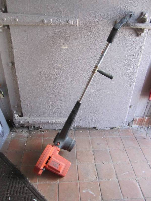 lot 174 image: Black and decker edger...