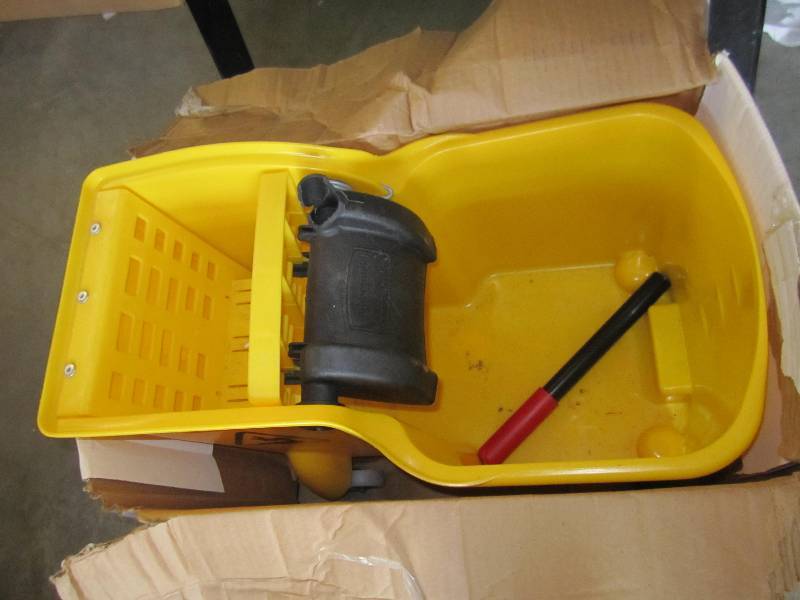 lot 175 image: rubber maid mop bucket handel broke...
