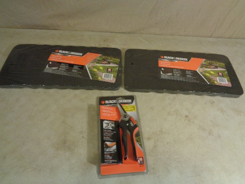 lot 61 image: Black and Decker Graden Shears and Kneeling Pads
