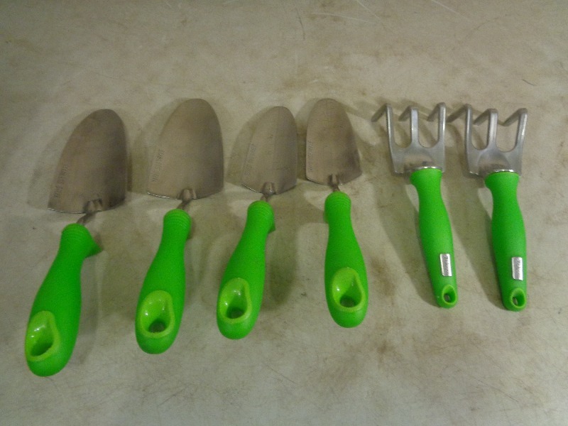 lot 64 image: 6 New Bloom Garden Tools