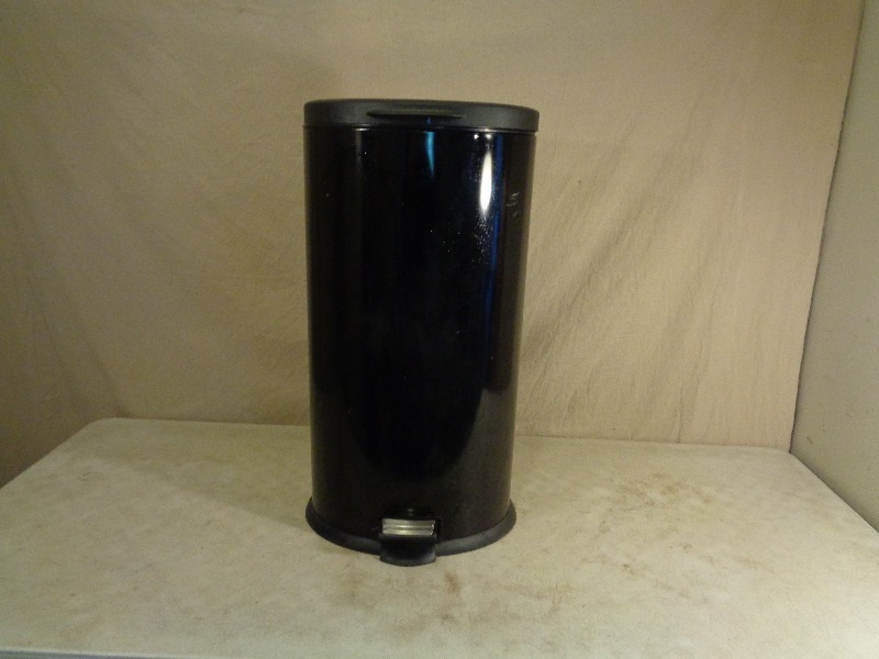 lot 75 image: Metal Garbage Can with Foot Opener