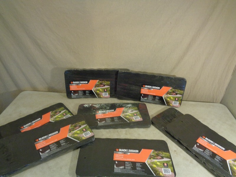 lot 77 image: 8 New Black and Decker Garden Kneeling Pads