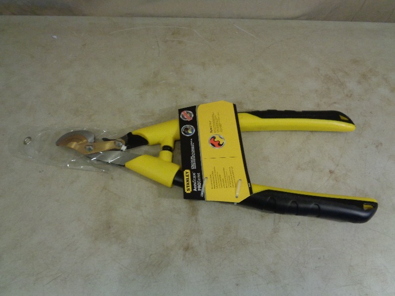 lot 123 image: New Stanley Bypass Gear Lopper