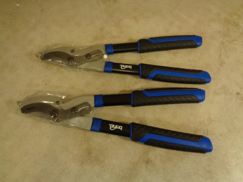 lot 124 image: 2 New Bond Loppers