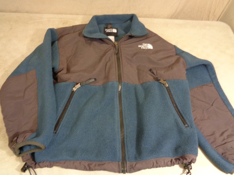 lot 9 image: Youth The Northface Jacket