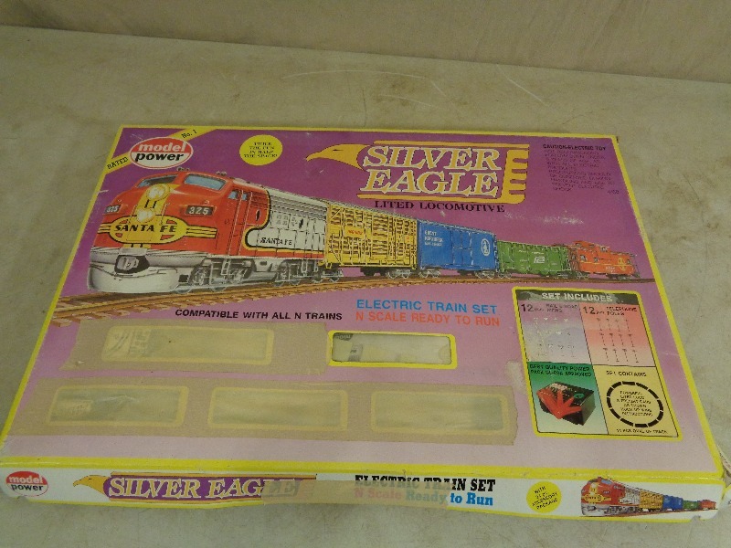 lot 12 image: Silver Eagle Electric Train Set