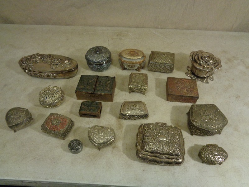 lot 21 image: Old Metal Jewlery  Trinket Boxes