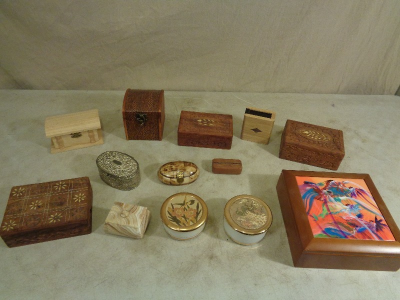 lot 32 image: Jewelry  Trinket Boxes