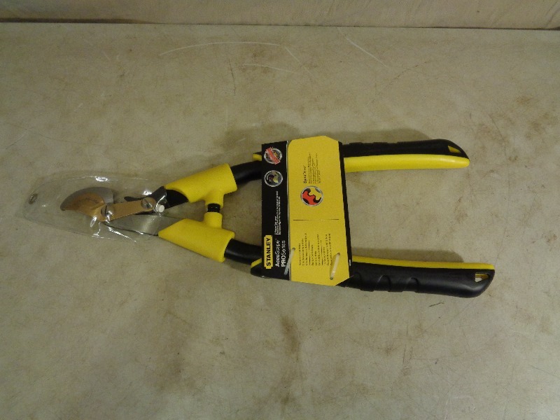 lot 56 image: New Stanley Bypass Gear Lopper