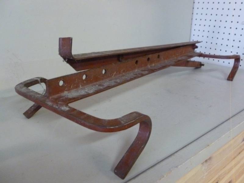 lot 32 image: Ladder Jack