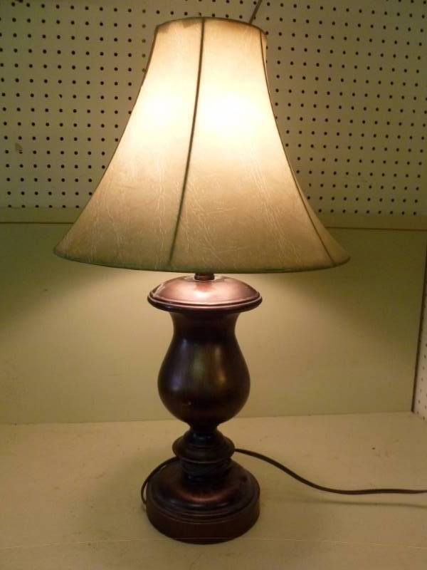lot 46 image: Lamp