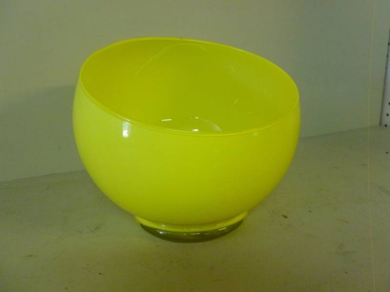 lot 49 image: Glass Snack Bowl