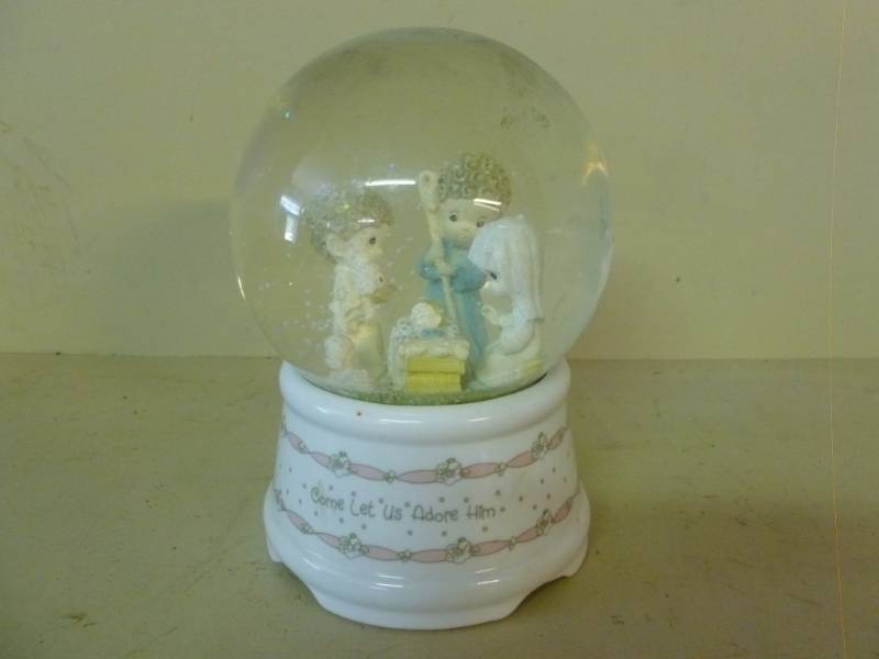 lot 50 image: Precious Moments Snowglobe
