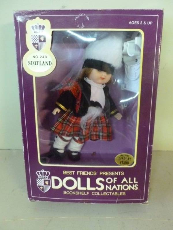 lot 60 image: Collector Doll