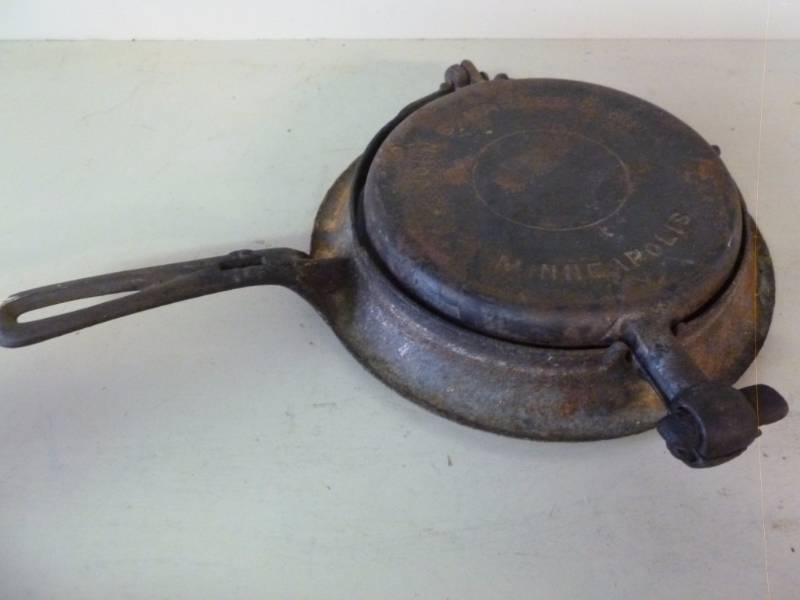 lot 84 image: Antique Waffle Pan