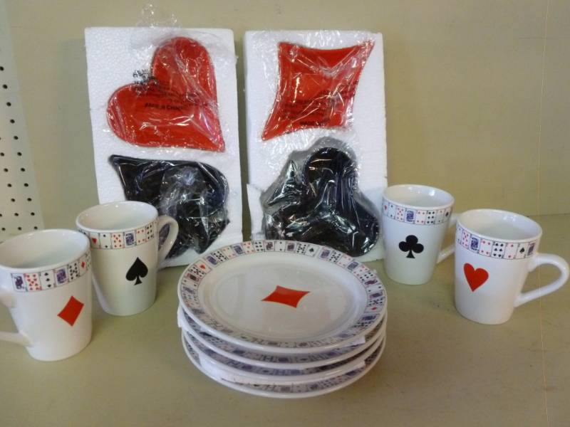 lot 112 image: Playing Card Snack Set