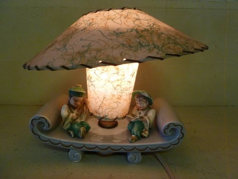 lot 139 image: Vintage Lamp