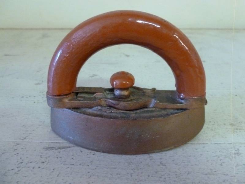 lot 166 image: Vintage Sad Iron