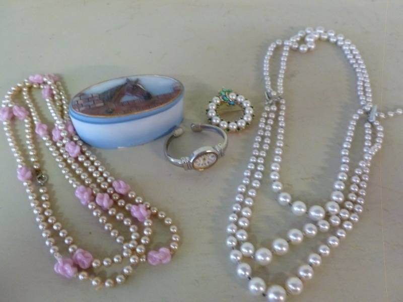 lot 167 image: Jewelry