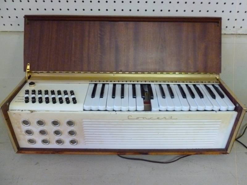 lot 207 image: Vintage Tabletop Keyboard