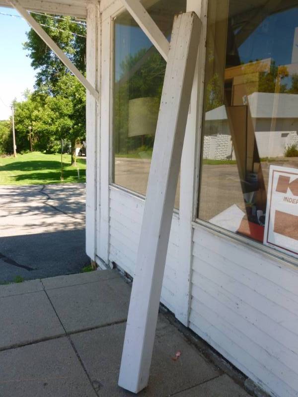 lot 214 image: Porch Post