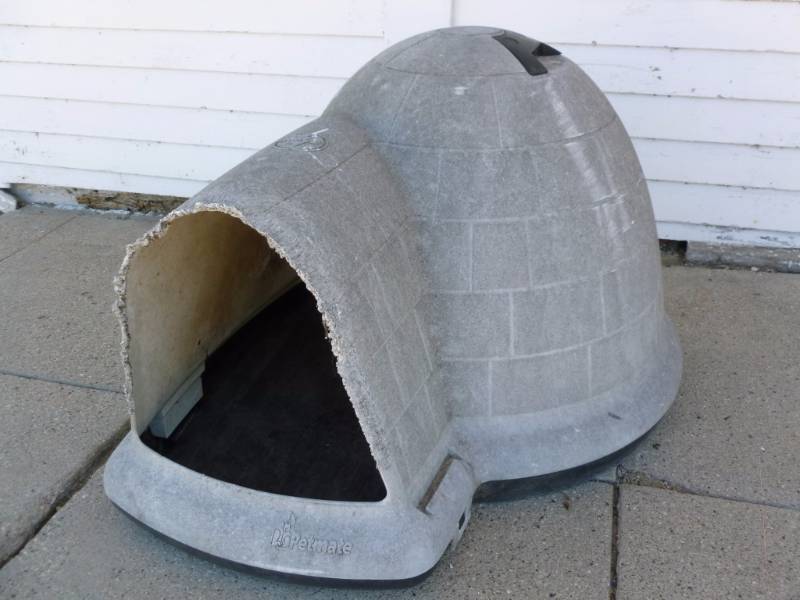 lot 216 image: Igloo Doghouse
