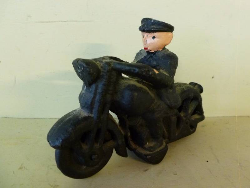 lot 225 image: Cast Iron Decoration