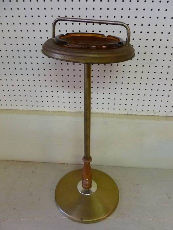 lot 236 image: Vintage Smoke Stand