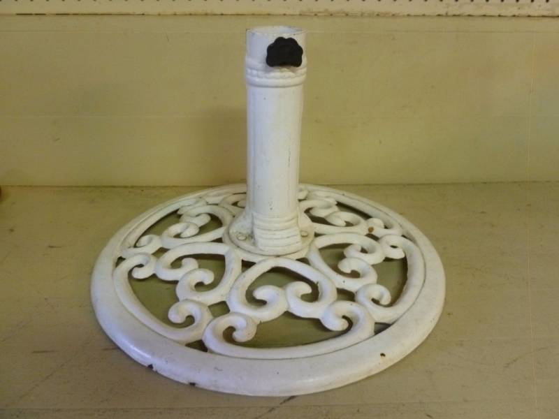 lot 263 image: Cast Iron Umbrella Base