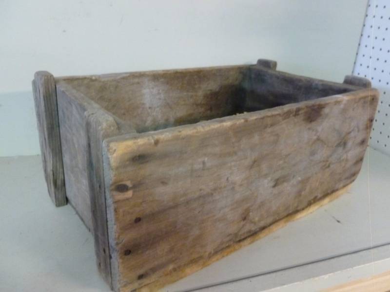lot 281 image: Vintage Wooden Case