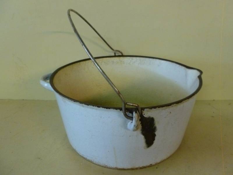 lot 289 image: Vintage Cast Iron Kettle