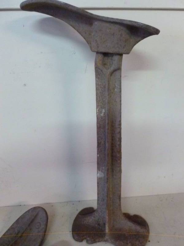 lot 313 image: Antique Shoe Cobblers Set