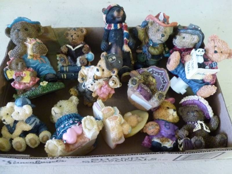 lot 358 image: Decorative Bears