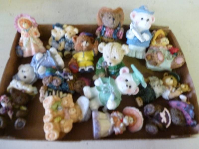 lot 359 image: Decorative Bears