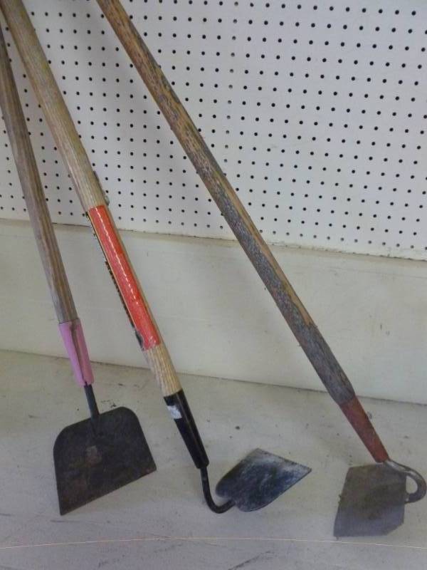 lot 381 image: Garden Tools