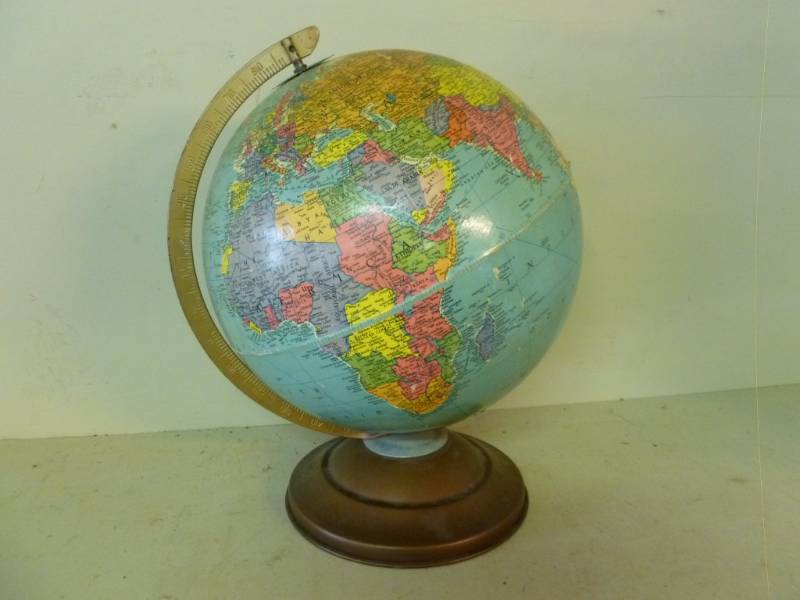 lot 398 image: Vintage Globe