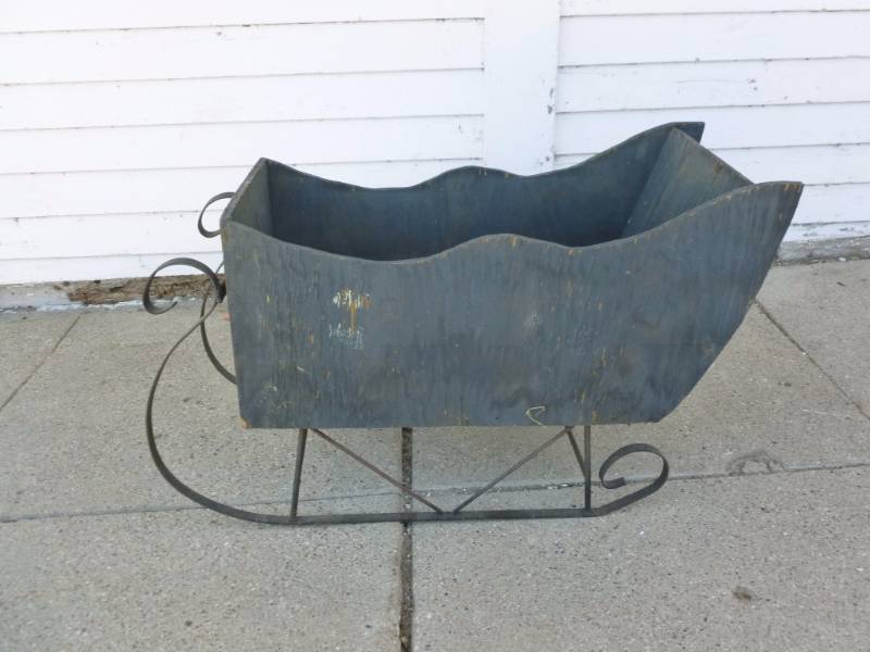 lot 401 image: Sleigh Decoration