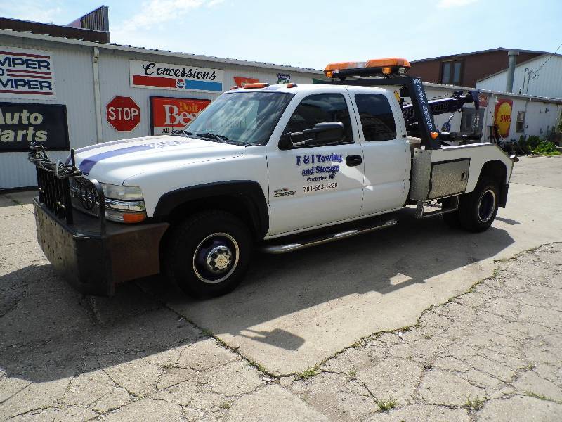 lot 4 image: 2002 Chevy 3500 Tow Truck