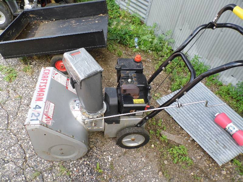 lot 14 image: Craftsman Snowblower