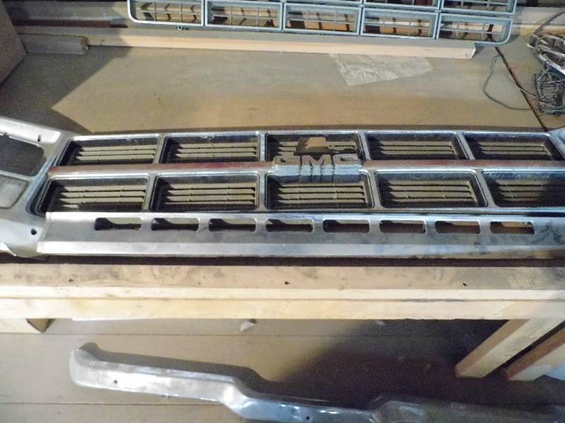 lot 33 image: GMC Grill