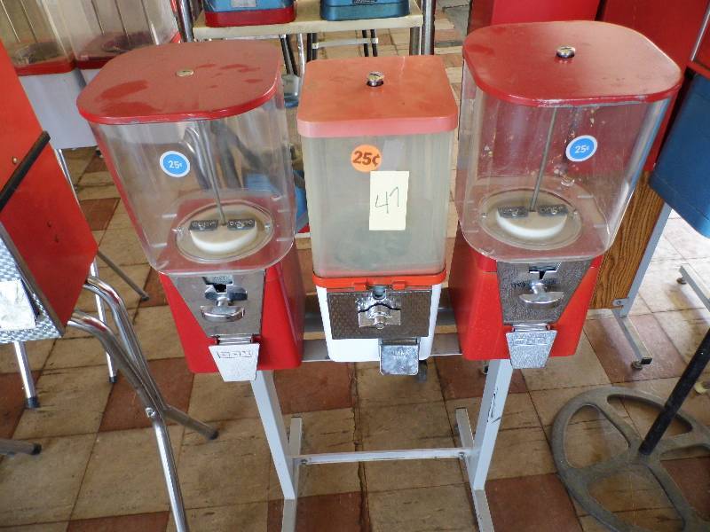 lot 47 image: Triple Candy Machine